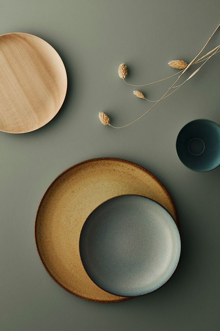Minimalistic Ceramic Plates & Cups